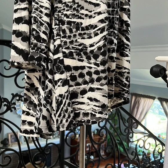 Black & White Abstract Top or Cover-Up - Picture 5 of 8